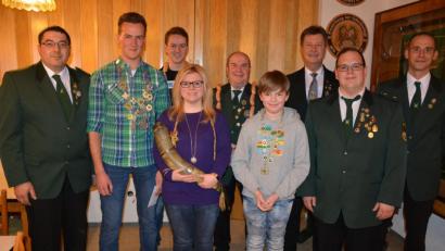 Bild: jr
Höhepunkt beim Treffen im Schützenheim Hundsbach war Königsproklamation. Im Bild (von links) Schützenmeister Bernhard Ernstberger, der neue Schützenkönig Alexander Schicker, Vorjahres-Jugendkönig Lukas Schicker, Schützenliesl Anja Hecht, der letztjährige Schützenkönig Bruno Rosner, der neue Jugendkönig Constantin Blessenberger, Gauschützenmeister Manfred Zölch, Uwe Friedrich und Felix Wührl.