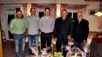 Bild: ds
Für die Jgadgenossenschaft Schmidtstadt ehren (von links) Vorsteher Robert Wagner, sein Stellvertreter Peter Appel und Kassier Harald Heinl die langjährigen Jagdpächter Ludwig Heinl und Werner Loos.