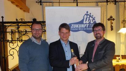 Bild: hwk
Fraktionssprecher Marco Vollath (rechts) bedankte sich mit einem Präsent beim ausgeschiedenen Zukunftslisten-Kreistagsmitglied Benjamin Zeitler (Mitte). Links Zeitlers Nachfolger Matthias Grundler.