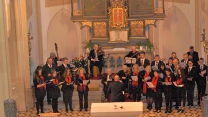 Bild: tu
Kirchenchor und Orchester der Pfarrei St. Sigismund führen im Altarraum der Stadtpfarrkirche die „Grabmusik“ auf.
