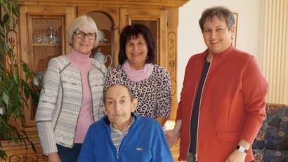 Bild: weu
Zweite Bürgermeisterin Christa Zapf (links), Pflegedienstleiterin Katharina Schneider sowie Verwaltungsleiterin Michaela Mösbauer (rechts) gratulierten Johann Roiger zu seinem 80. Geburtstag.