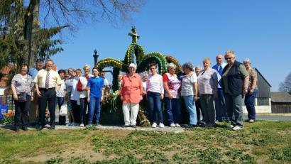 Bild: Erwin Graf
Helen und Reinhold Werner hatten ein Programm für die Bescuher aus Sachsen ausgearbeitet. Auch einige Hannesreuther Dorfbewohner standen zum Empfang bereit.