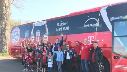 Bild: exb/Eva Hofmann
Oliver (Mitte) mit Familie und Freunde vor dem FC-Bayern-Bus, der die Fans von Neustadt/WN nach München in die Allianz-Arena gebracht hat.