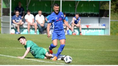 Bild: brü
Einen 2:1-Erfolg feierte die DJK Ammerthal (in Grün) am Ostersamstag gegen den FSV Erlangen-Bruck. Hier bringt Benjamin Burger (links) Petrit Djonbalic zu Fall.