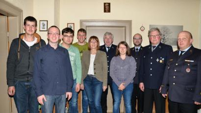 Bild: fjo
Viele fröhliche Gesichter zeugen bei der Feuerwehr Reinhardsrieth von der Erleichterung nach der Wahl von Corinna Neuber (Vierte von rechts) zur neuen stellvertretenden Kommandantin an der Seite von Josef Nickl (Zweiter von rechts). Auch Kreisbrandmeister Martin Weig gratuliert.