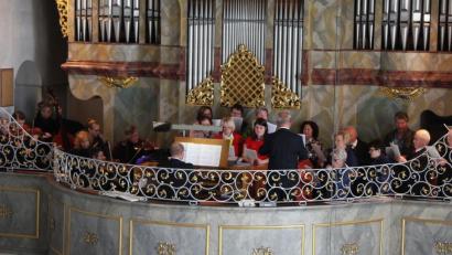 Bild: wro
Der Anblick war ungewohnt: Statt wie sonst am Altar agierten die Künstler im deutlich engeren Chorraum.