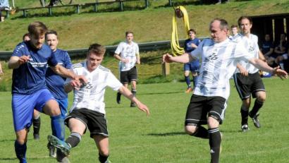 Bild: heh
Die DJK Falkenberg bezwang am Ostermontag die SG Fuchsmühl mit 4:1. Hier stoppt Niklas Enslein (Zweiter von links) den Fuchsmühler Lukas Trösch (links). Rechts DJK-Spielertrainer Christian Neumann.