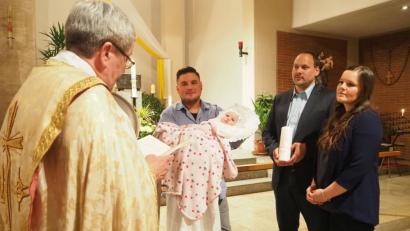 Bild: exb/Maria Schlögl
Pfarrer Markus Ertl taufte die kleine Katharina, hier im Bild mit Paten Johannes Brenner und den Eltern Christina und Michael Sachs.