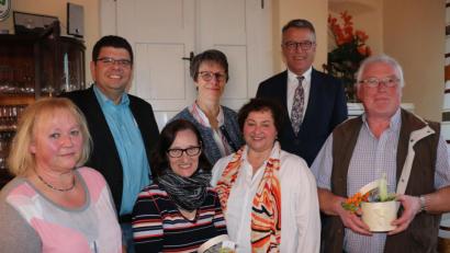 Bild: exb
Franz Stahl (hinten rechts), Holger Schedl (hinten links) und Cornelia Stahl (vorne, Zweite von rechts) begrüßten mit Doris Schröder (hinten, Mitte), Dorothea Müller (vorne links), Birgit Lailach (vorne, Zweite von links) und Günther Kraus (ganz rechts im Bild) vier weitere ehrenamtliche Kräfte.