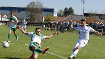 Bild: gb
Der SV Mitterteich war am Ostermontag im Heimspiel gegen den FC Eintracht Bamberg ohne Chance. Die Stiftländer unterlagen dem Tabellenführer der Landesliga Nordost klar mit 0:4. Hier kann der Mitterteicher Mauricio Göhlert (links) die Flanke von Tobias Linz nicht verhindern.