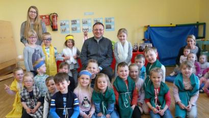 Bild: mez
Pfarrer Markus Bruckner (hinten Mitte) freut sich mit den Kindern der Theater-AG des Kinderhauses Herz Jesu über die gelungene Aufführung bei der Osterfeier.