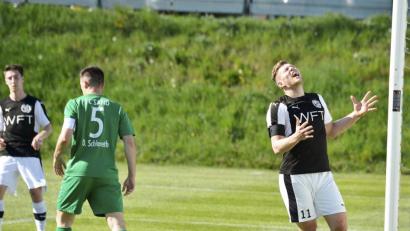 Bild: Ziegler
Chance verpasst: Um einen Schritt zu spät kam der Gebenbacher Torschütze Marco Seifert (rechts) gegen den Sander Torhüter Stefan Klemm (Mitte), Innenverteidiger und Kapitän Danny S'chlereth (links) schirmt seinen Torwart noch ab. Ganz links hinten beobachtet der Gebenbacher Andre Klahn die Szene.