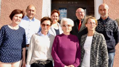 Bild: es
Mit ihren 90 Jahren ist Lene Eisenreich (vorne, Zweite von rechts), neben Tochter Ingrid (rechts von ihr) und Tochter Christa (links von ihr) und Sohn Otmar (hinten, rechts). Es gratulierten B ürgermeister Max Völkl, Sonja Schmid-Herdegen und Pfarrer Wilhelm Bauer (hintere Reihe, von links) und Charlotter Frey (vorne, links).