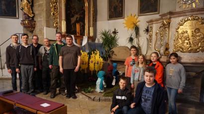Bild: kaz
Die Firmlinge (rechts) und der „feste Kern“ des Ostergartens, Maximilian Melzner (von rechts, Lukas Häckl, Andreas Gallei, Klaus Scherer, Florian Frank und Markus Lehner (von links), sind stolz auf ihr Werk.