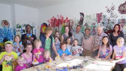 Bild: jzk
Hans Wöhrl (hinten, Zweiter von rechts) versteht es ausgezeichnet, die Mädchen und Buben beim Gestalten von Osterdeko zu motivieren.