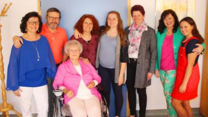 Bild: agr
Auch Zweite. Bürgermeisterin Margit Reichl (Dritte von rechts) gratulierte Gertrud Mannhart zum 90. Geburtstag..