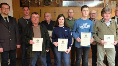 Bild: ohr
Erster Schützenmeister Franz Winter (rechts) und sein Stellvertreter Günther Bauriedl (links)
zeichneten verdiente Mitglieder mit Ehrenzeichen, Verdienstnadeln und Urkunden aus.