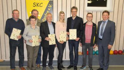 Bild: ral
Zweiter Bürgermeister Andreas Altmann (rechts) gratulierte den Geehrten: Im Bild von links Andreas Flierl, Paul Werner, Mathilde Zitzmann, Werner Zitzmann, Regine Zinger, Gerhard Müller und Tobias Braun.