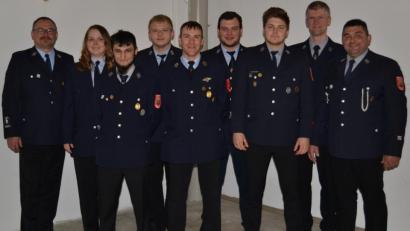 Bild: exb
Ehrungen und Beförderungen gab es bei der Feuerwehrversammlung. Im Bild von links Vorsitzender Gerald Freundl, Jugendwart Sandra Schmidkonz, Sascha Summerer, Josef Gleißner, Alexander Wölfl, Julian Freundl, Patrick Mauerer, Kassier Peter Frötschl und Kommandant Michael Zintl.