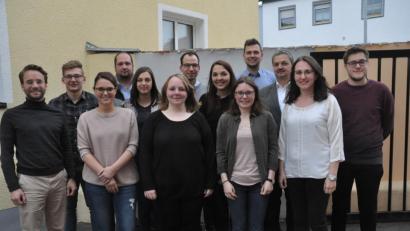 Bild: dob
Stellvertretender JU-Kreisvorsitzender Severin Hirmer (links) begleitete die Neuwahlen bei der Jahreshauptversammlung. Maximilian Kallmeier (Vierter von rechts) führt die Junge Union mit Paula Herrmann und Jana Strigl (von rechts) an.