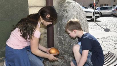 Bild: Petra Hartl
Die beiden haben eines der goldenen Eier in einem Gulli am Amberger Maltesterplatz gefunden.