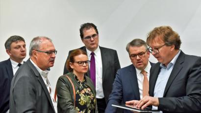 Bild: exb
Günther Irlbacher (rechts) führte im Vorfeld der IHK-Gremiumssitzung die Mitglieder rund um IHK-Geschäftsstellenleiter Manuel Lischka (links) und Vorsitzenden Hubert Döpfer (daneben) durch das Familienunternehmen Irlbacher Blickpunkt Glas GmbH und präsentierte verschiedene Produktentwicklungen. Hier zeigt Irlbacher eine weltweite Innovation: ein Tablet für Blinde.