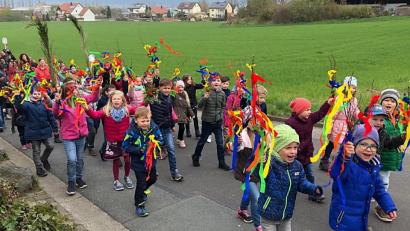 Bild: zer
Der fröhliche Einzug der Kinder vom Kindergarten in die Kirche.