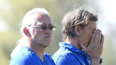 Bild: Büttner, Gerhard
Coach Josef Dütsch (rechts) und Co-Trainer Peter Möhrle können die schwache Leistung ihrer Mannschaft nicht fassen: Die SpVgg Schirmitz leistete sich eine blamable 0:2-Niederlage gegen den deisgnierten Absteiger SV Sorghof.