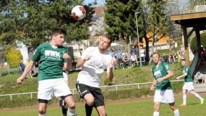 Bild: heh
Luftkampf zwischen dem Wiesauer Stefan Ruß (links) und dem Arzberger Korbinian Lang: Die SpVgg Wiesau feierte gegen den Aufstiegsaspiranten einen überraschenden 3:0-Sieg.