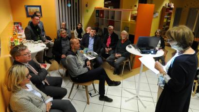 Bild: gf
Im Besuchs-Café des Kinderschutzbundes hatte sich die CSU-Fraktion versammelt, um sich über die Arbeit, aber auch die finanziellen Sorgen des Kinderschutzbundes zu informieren, die die KSB-Vorsitzende Brigitte Breitfelder (rechts) ausführlich darlegte.