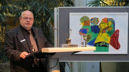 Bild: Hirsch
Stellvertretendes Vorstandsmitglied Peter Wild eröffnete die Ausstellung „Gratwanderung“ in der Sparkasse.