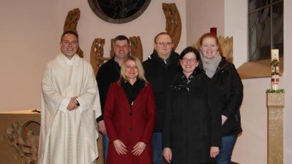 Bild: ads
In Holzhammer gratulierte (von links) Pfarrer Josef Irlbacher Matthias Kick zu seiner erneuten Wahl zum Kirchenpfleger, Susanne Siegert, Monika Schlosser und Elisabeth Lindthaler stehen ihm wie bisher zur Seite. Nach 18 Jahren wurde Uli Plößl (Dritter von rechts) aus dem Gremium verabschiedet.
