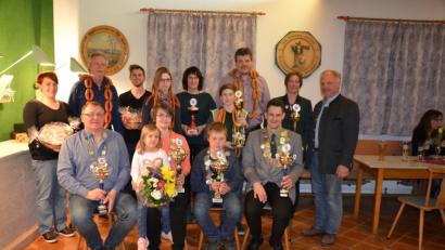 Bild: gi
Die Schützenkönige, Schützenliesl, Pokalsieger und Vereinsmeister 2019 des Schützenvereins Loisbachtal Heumaden werden im Schützenhaus gekürt, geehrt und gefeiert.