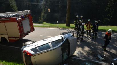 Bild: dob
Das Fahrzeug blieb auf der rechten Seite liegen. Eine 28-jährige Vohenstraußerin verletzte sich bei diesem Unfall und wurde ins Klinikum Weiden verbracht.