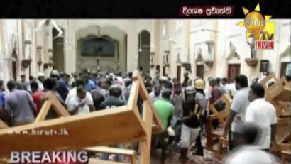 Bild: Uncredited/Hiru TV/dpa
Dieses Standbild aus einem Video von Hiru TV zeigt Rettungskräfte, die nach einer Explosion Verletzte aus einer Kirche bringen. Bei Explosionen in Kirchen und Luxushotels in Sri Lanka sind mehrere Menschen getötet worden.