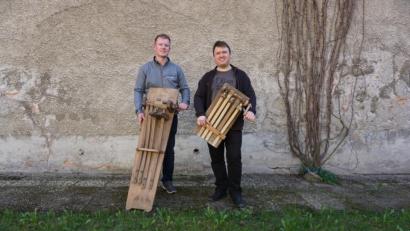 Bild: kaz
Florian Frank und Markus Lehner (von links) "ratschen" am Karfreitag vor der Stadtpfarrkirche