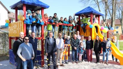 Bild: Stadt Tirschenreuth
Das Bild zeigt Bürgermeister Franz Stahl (Vierter von links), Bauhofleiter Herbert Schertler (Siebter von links), Straßenbaumeister Michael Dörfler (Fünfter von links) und Bauhofmitarbeiter Peter Thomas (Sechster von links) im Kreis der Kinder und Eltern.