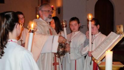Bild: ohr
Nach dem Vortrag der Frohbotschaft nach Markus trug Pfarrer Heinrich Rosner das Evangeliar feierlich zum Ambo unter der Kanzel und beschwenkte es mit Weihrauch.