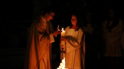 Bild: njn
Auftakt des Gottesdienstes in der Osternacht ist die Lichtfeier vor der Kirche mit Pfarrer Martin Besold.