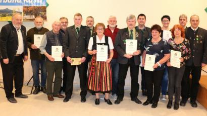 Bild: rpp
Vorsitzender Wolfgang Raps (Zweiter von rechts) zeichnet 17 Personen für insgesamt 595 Jahre Vereinszugehörigkeit aus.