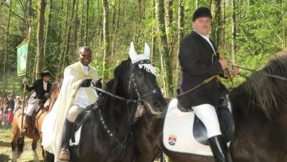 Bild: Hirsch
Kaplan Dr. John Oguche (links) und sein Begleiter Dieter Singer (rechts) führten den Osterritt von Nabburg zum "Brünnl" an.