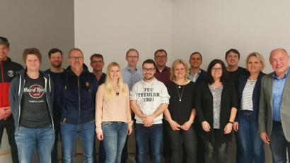 Bild: was
Die neugewählte Vereinsführung des TSV Theuern mit Bürgermeister Roland Strehl (rechts).