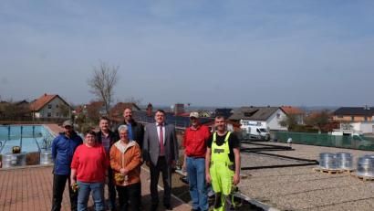 Bild: Stefanie Gradl
Bürgermeister Hans-Martin Schertl, Bauamtsleiter Stefan Ertl und Bauhofleiter Jochen Kontny informierten sich bei den Bademeistern Albert Friedrich und Gerhard Schertl über die Arbeiten. Die Gehölze und Sträucher schneiden Rita Hanke und Monika Härtl zurück.