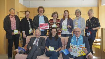 Bild: fppp
Eröffnung des Kulturraums in Marktredwitz: hinten von links Horst Decker, Sina Hamzaoui, Stefan Frank, Sabine Zehentmeier-Lang, Christine Lauterbach, Petra Burger und Susanne Menzel; vorne von links Landrat Karl Döhler, Diana Nitzschke und Oberbürgermeister Oliver Weigel.