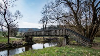 Bild: pml
Die marode Radfahrerbrücke über die Fichtelnaab bei Trautenberg wird noch in diesem Frühjahr/Sommer erneuert. Auch der Fichtelnaab-Radweg, der von hier zur KTB weiter verläuft, wird gleichzeitig ausgebaut. Für die Zeit der Bauarbeiten wird eine Ausweichroute des Radwegs ausgeschildert.