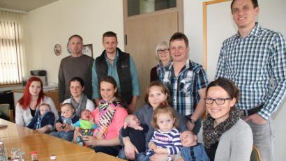 Bild: frd
Diese fünf Buben stellten sich zusammen mit ihren Eltern Bürgermeisterin Christa Zapf vor, die ihnen die Vorzüge von Oberviechtach als Heimatstadt nahe brachte.