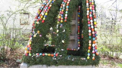 Bild: sei
Die Mitglieder der Kolpingsfamilie die mit viel Liebe den Osterbrunnen gestalten, sind stinksauer. Heuer haben Vandalen den Brunnen nicht mal bis nach Ostern in Ruhe gelassen, sondern 300 echte, handbemalte Eier in der Nacht von Karfreitag auf Karsamstag zerstört..