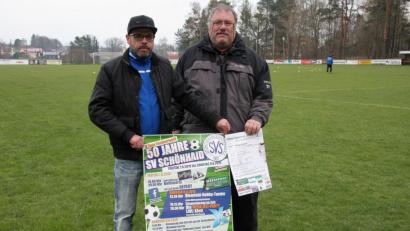 Bild: wro
Vorsitzender Herbert Schaumberger (rechts) und Spielleiter Peter Fröhlich stellten das SV-Festprogramm vor.