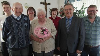 Bild: sck
Die diamantene Hochzeit wird am Karsamstag im Hause Lindner in Zogenreuth gefeiert. Im Bild von links Enkel Johannes, Jubilar Konrad Lindner, Tochter Beate, Jubilarin Elfriede Lindner, Tochter Christine, Zweiter Bürgermeister Herbert Lehner und Sohn Werner.