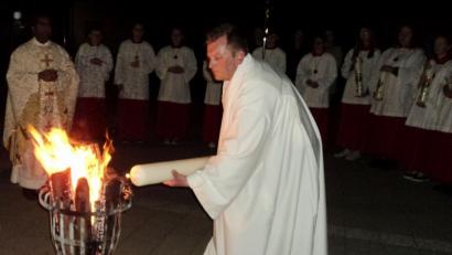 Bild: ksi
Pastoralreferent Markus Seefeld entzündet die Osterkerze.